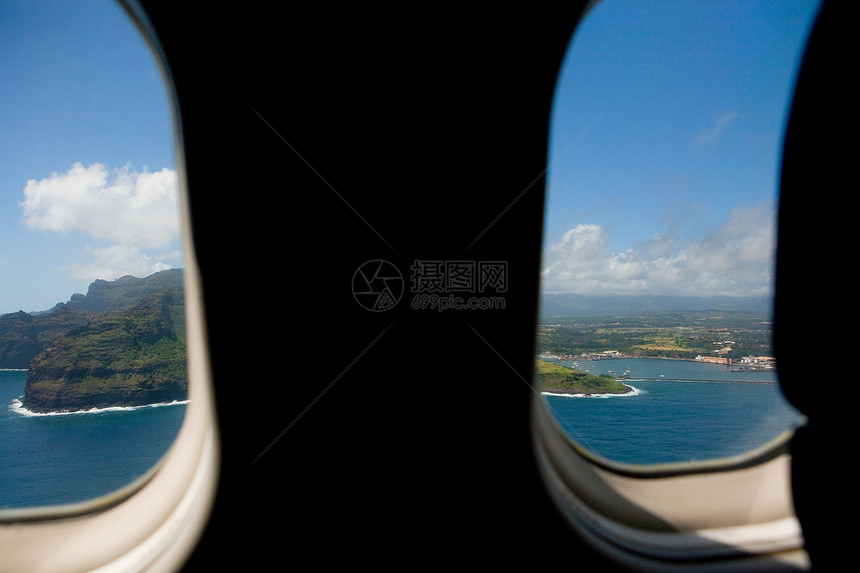 透过飞机窗口看热带岛屿图片