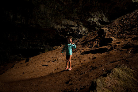 黑暗洞穴里的女孩图片
