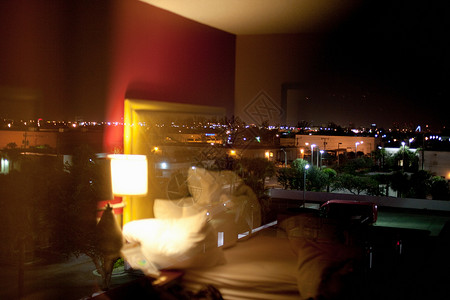 夜间酒店的客房图片