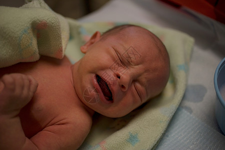 新生男婴哭图片