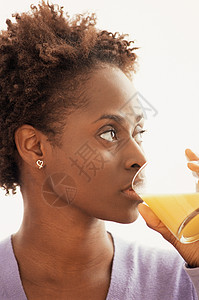 喝果汁的女人背景图片