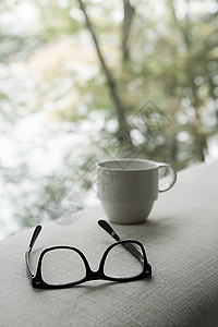 眼镜杯和沙发图片
