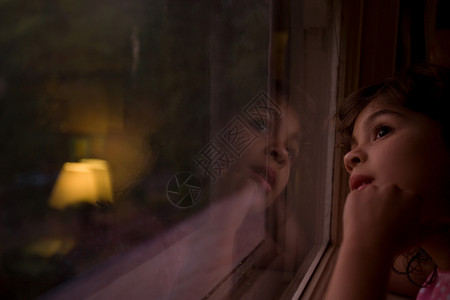 放灯女孩透过窗户看的年轻女孩背景