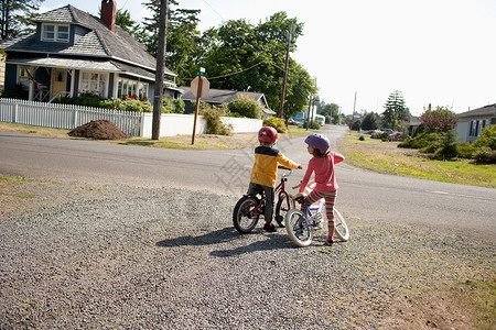 附近骑自行车的兄弟姐妹背景图片