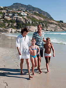 家人在海滩上散步图片