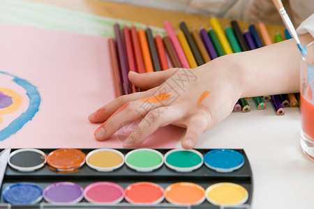 一个彩色手电筒儿童绘画背景