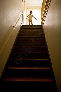 站在楼梯顶上的年轻女孩图片
