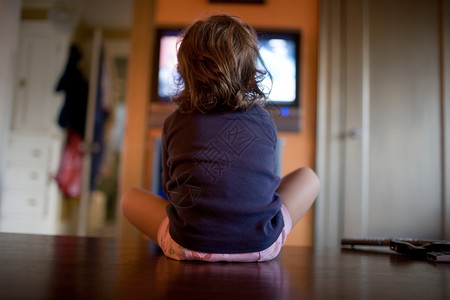 孩子看电视小女在孩看电视背景