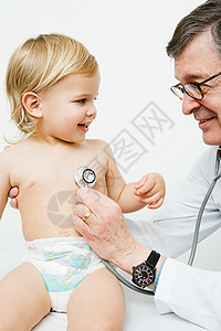 带听诊器的小男孩和医生图片