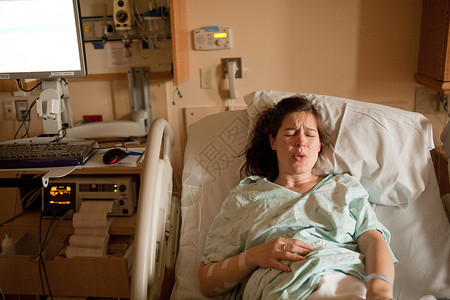 病床上的孕妇在病床上分娩背景
