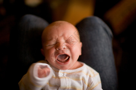 正在哭的婴儿高清图片