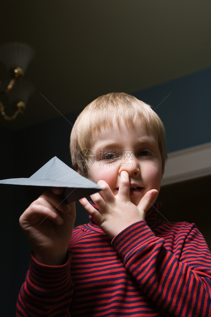 带纸飞机的男孩图片