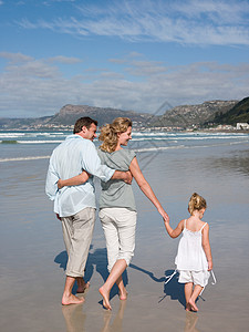 走开的女人一家人在海边散步背景