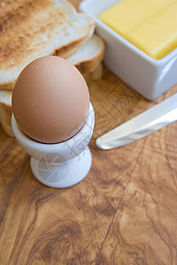 鸡蛋杯里的煮蛋图片