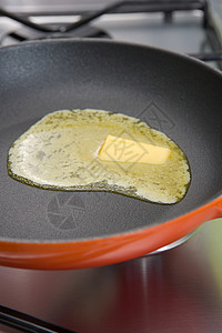 黄油在锅里融化图片