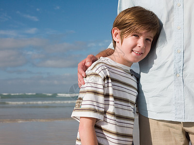 男孩和父亲在海边图片