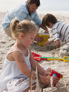 一家人在沙滩上玩耍图片