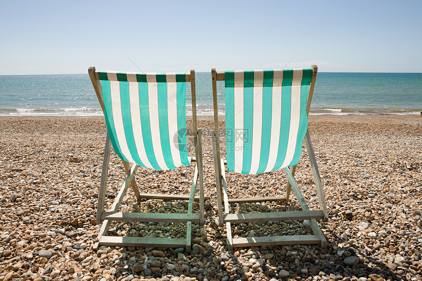 海滩上的两张躺椅图片