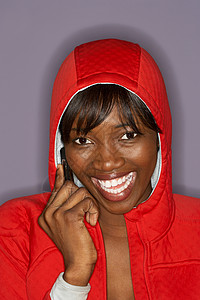 穿红色夹克的女人一个年轻女人高清图片素材