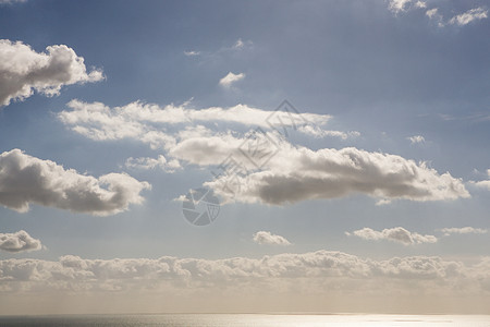 海面上的云图片