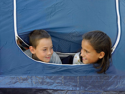 帐篷里的孩子图片
