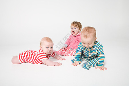 一群婴儿三个婴儿高清图片