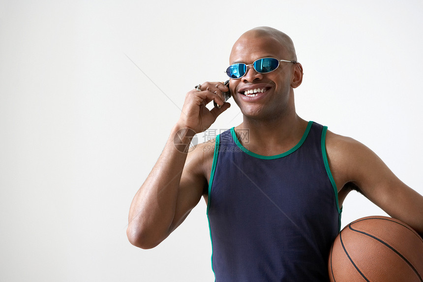 正在打电话的篮球运动员图片