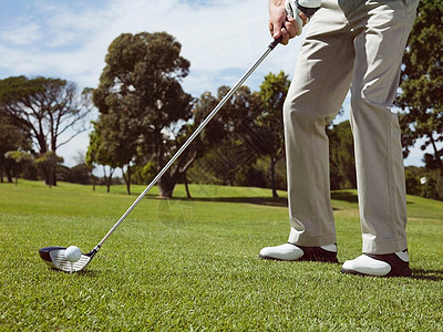 裤子素材在高尔夫球场上打高尔夫的人背景