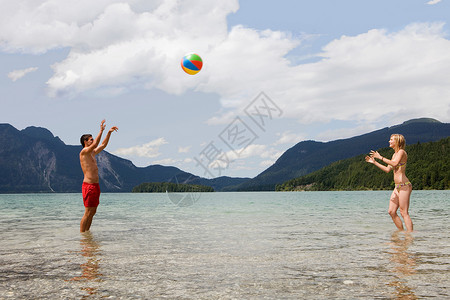 玩沙滩球的年轻夫妇图片