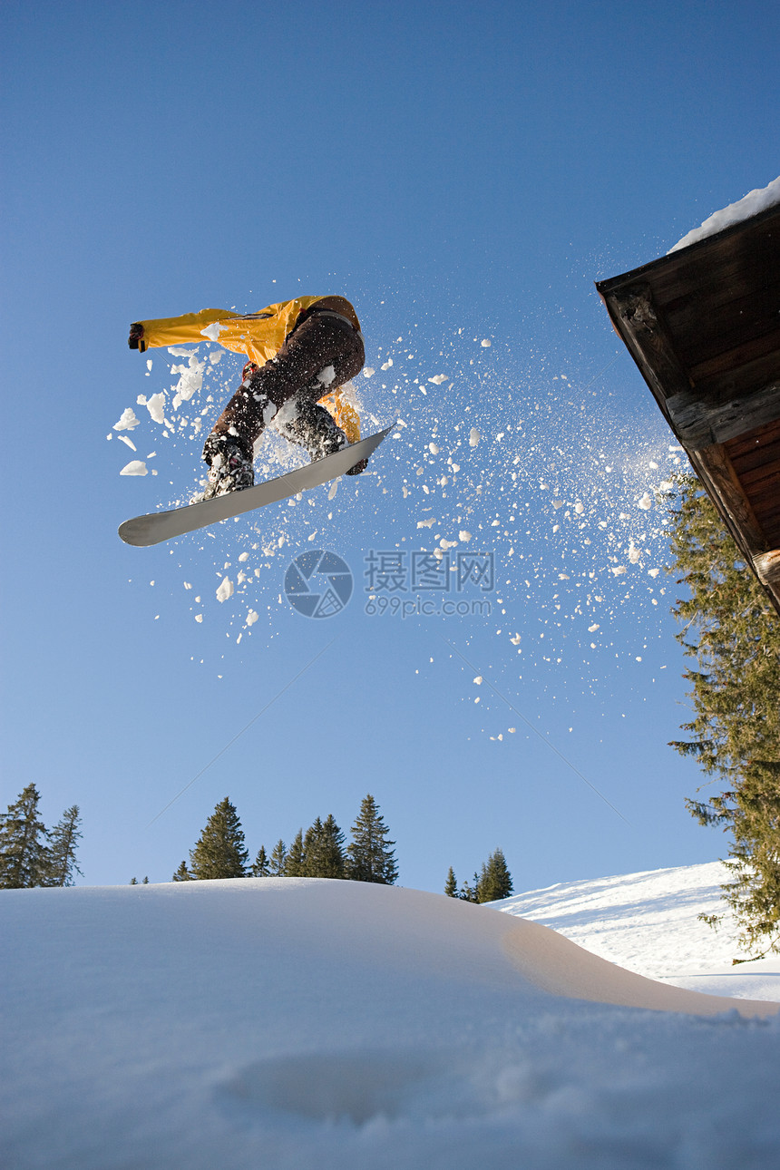 从房顶上跳下来的滑雪运动员图片