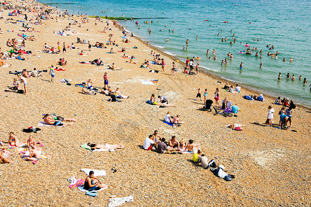 英国布莱顿的人们拥挤在海滩上图片