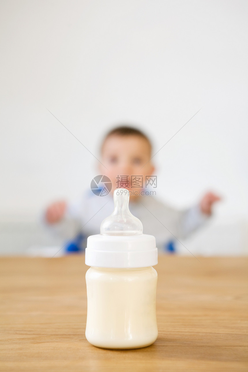 婴儿前面的婴儿奶瓶图片