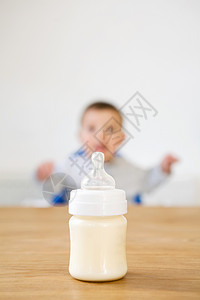 卡通牛奶人婴儿前面的婴儿奶瓶背景