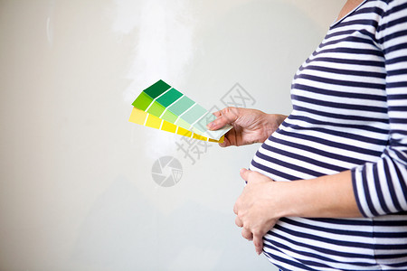 孕妇手上的色带图片