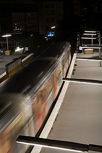 穿过火车站的火车图片