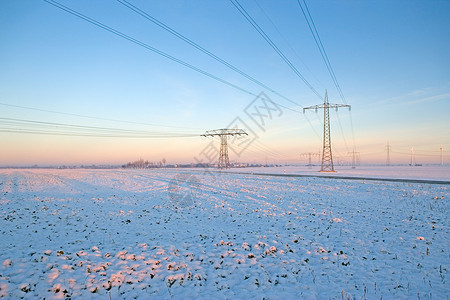 咬断的电源线冬季电气塔背景