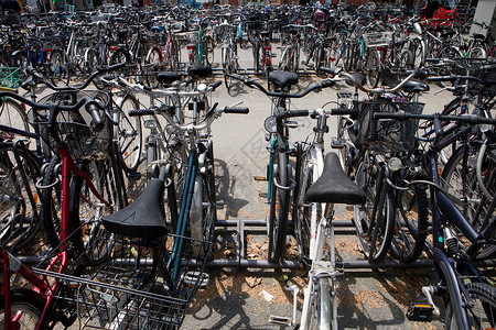 许多自行车停放在自行车停放处图片