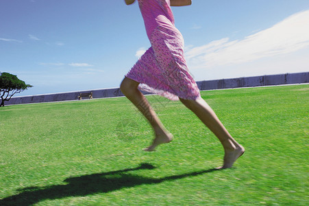 女孩跑步图片