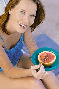 吃葡萄柚的女人图片