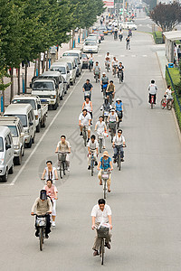 中国人骑自行车图片