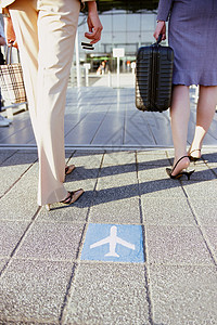 机场航站楼脚步特写图片