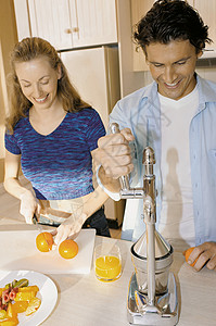 厨房里榨汁的情侣图片