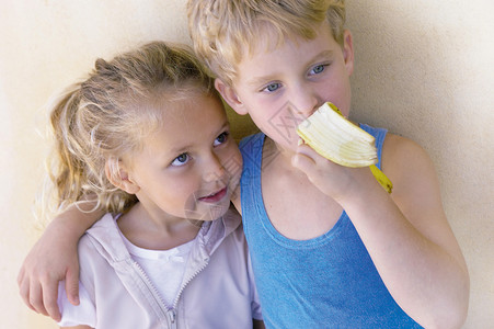抱着妹妹吃香蕉的男孩图片
