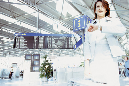 在机场候机楼候机的女商人图片