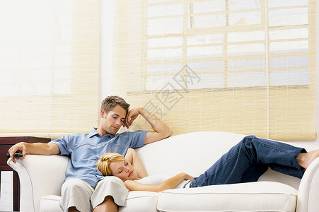 一对躺在沙发上的夫妇图片