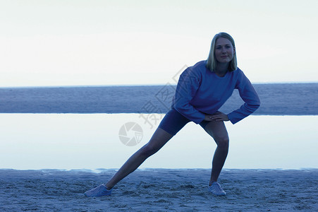 在沙滩运动的女孩图片