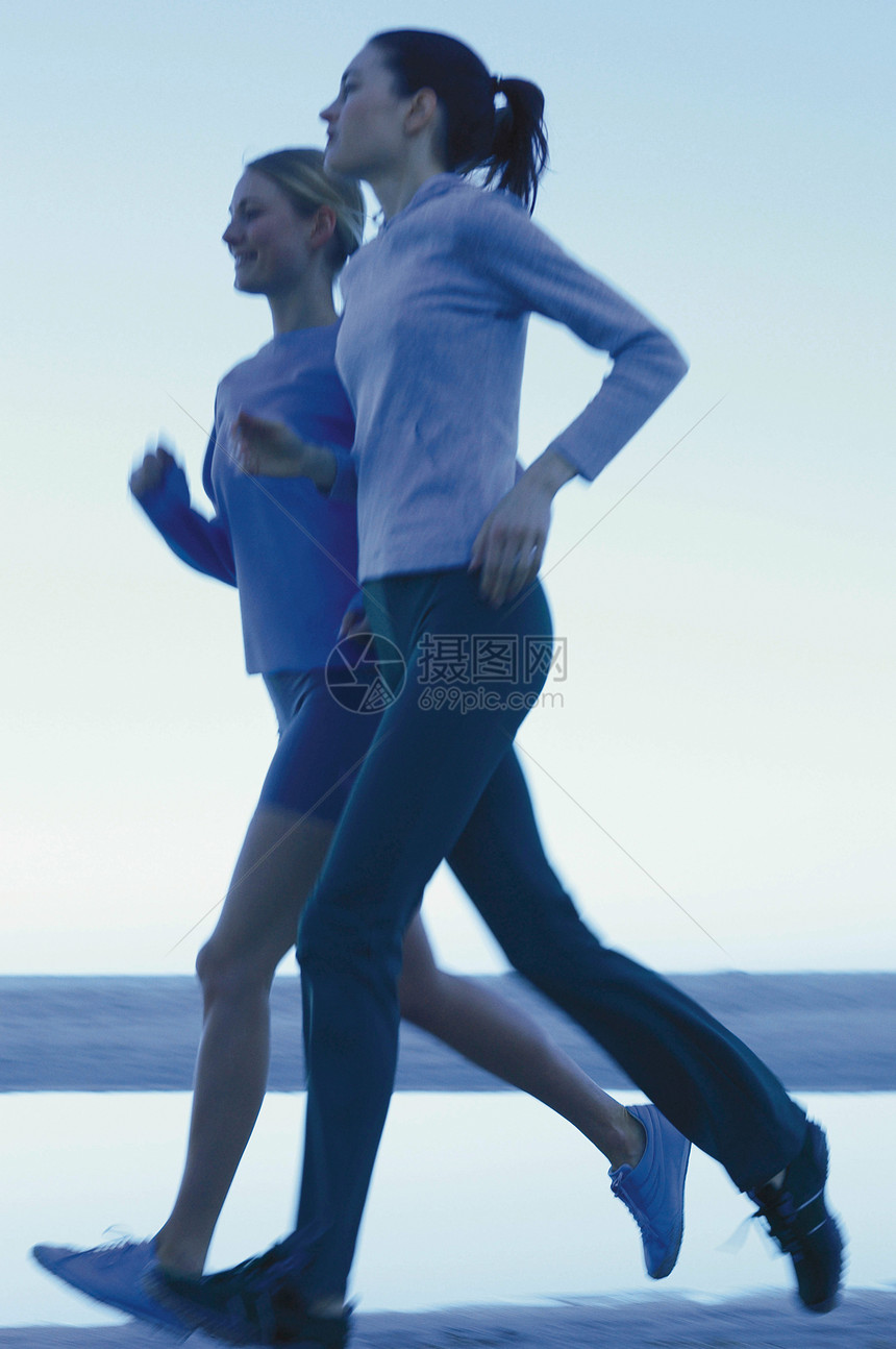 两位慢跑的女性图片
