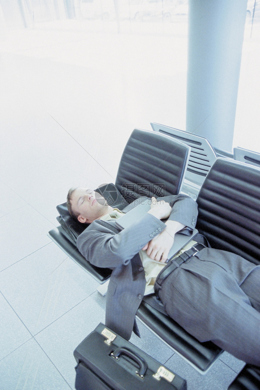 在机场休息室休息的商人图片