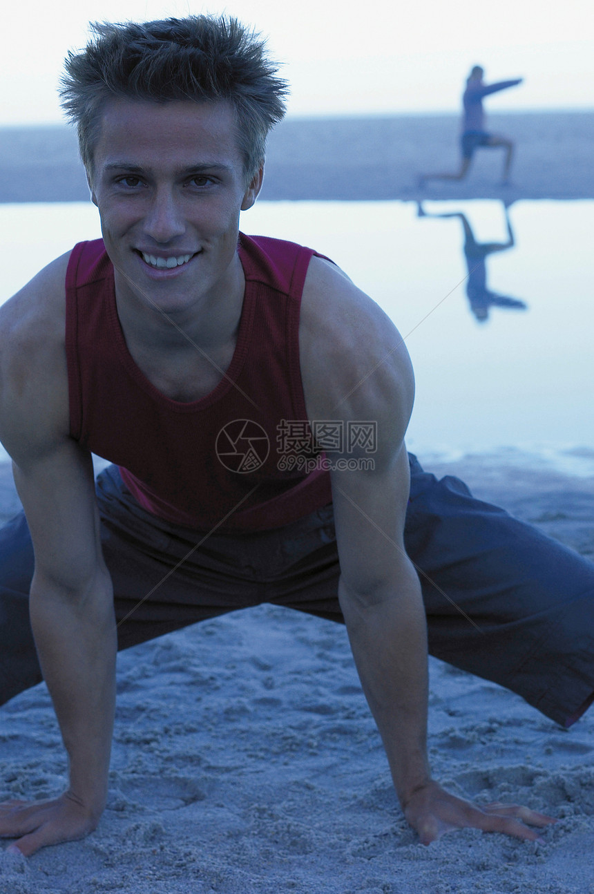 在沙滩上运动的男人图片