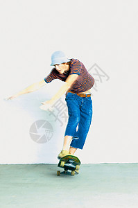 玩滑板的男生图片